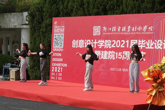 学生开场舞表演