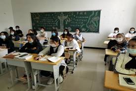 一群人围坐在桌子前描述已自动生成