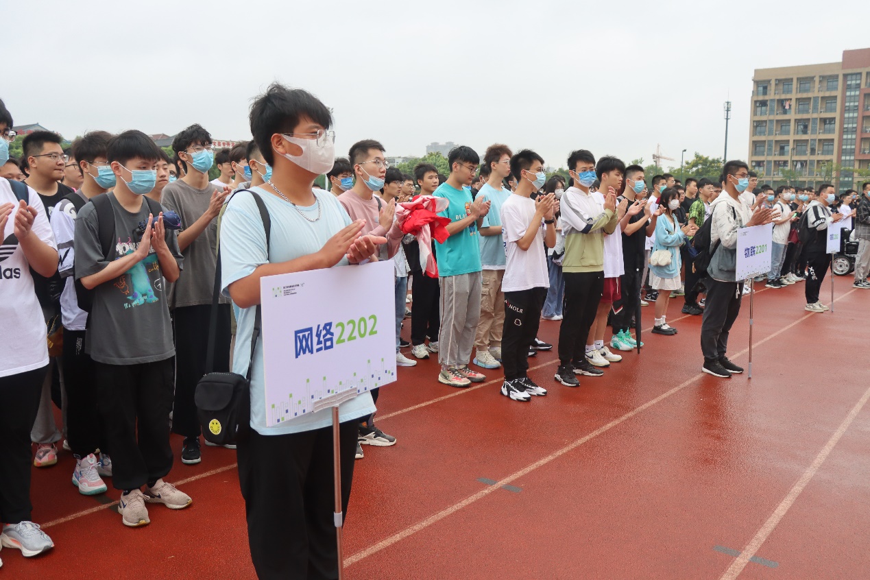 一群人站在一起描述已自动生成