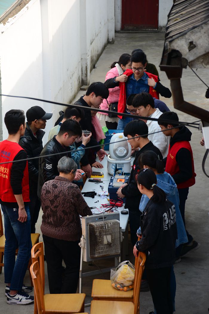 维修电器_副本700.jpg 维修电器_副本700.jpg