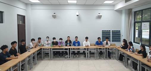 会议室里的人们描述已自动生成