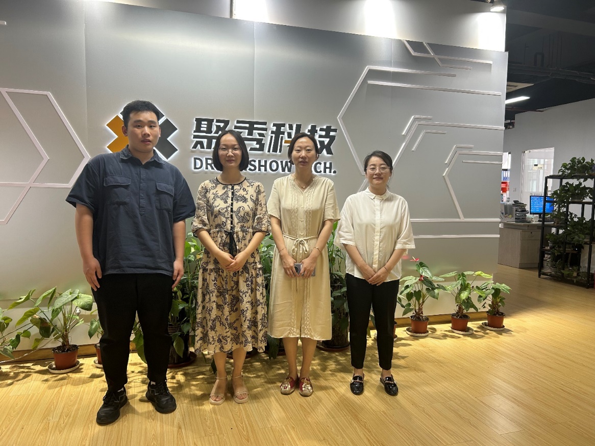 男人们站在一起合影的一群人描述已自动生成