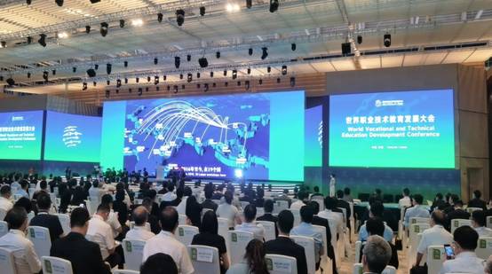 建筑前的广场上有许多人低可信度描述已自动生成