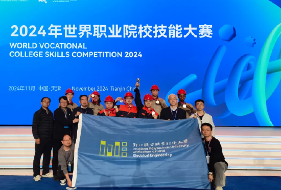 全体获奖选手、指导老师和主管部门、二级学院老师合影 全体获奖选手、指导老师和主管部门、二级学院老师合影