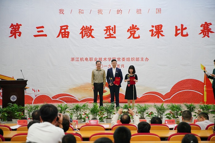 一等奖合影 - 副本.JPG