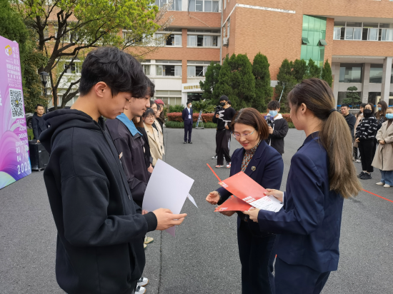浙江机电职业技术学院创意设计学院院长邓劲莲为学生颁奖