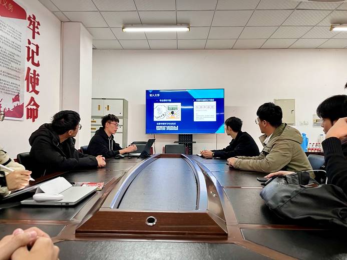 人们在室内玩桌子上的电脑描述已自动生成