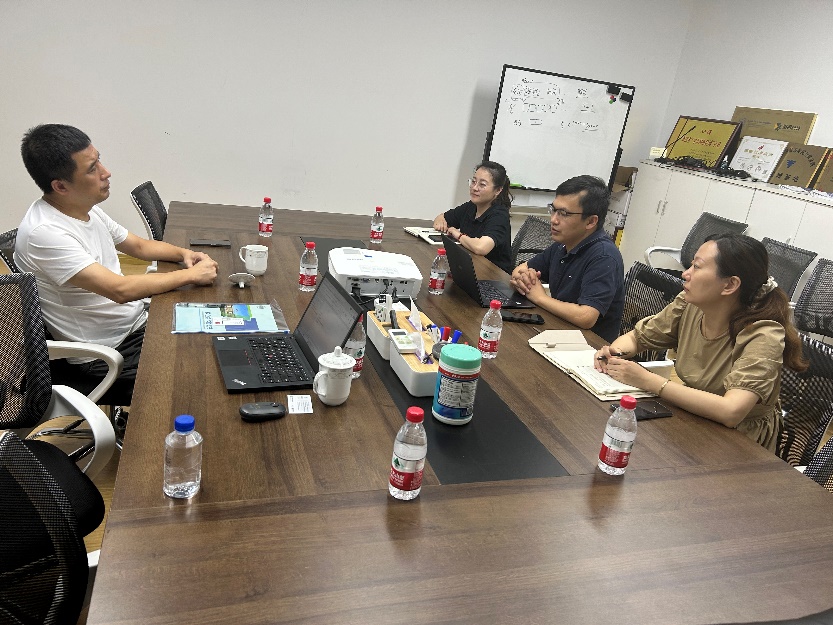 一群人坐在桌子前描述已自动生成