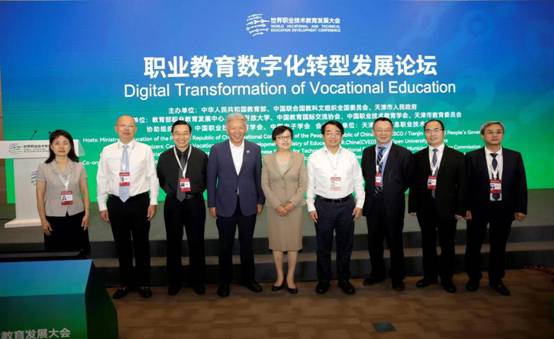 一群穿着西装笔挺的男子与配字描述已自动生成