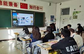 一群人正在听演讲描述已自动生成