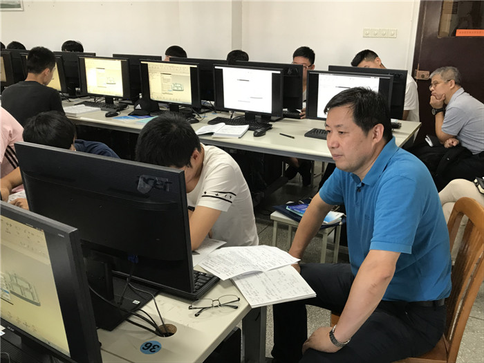 黄书记 实训室听课.jpg